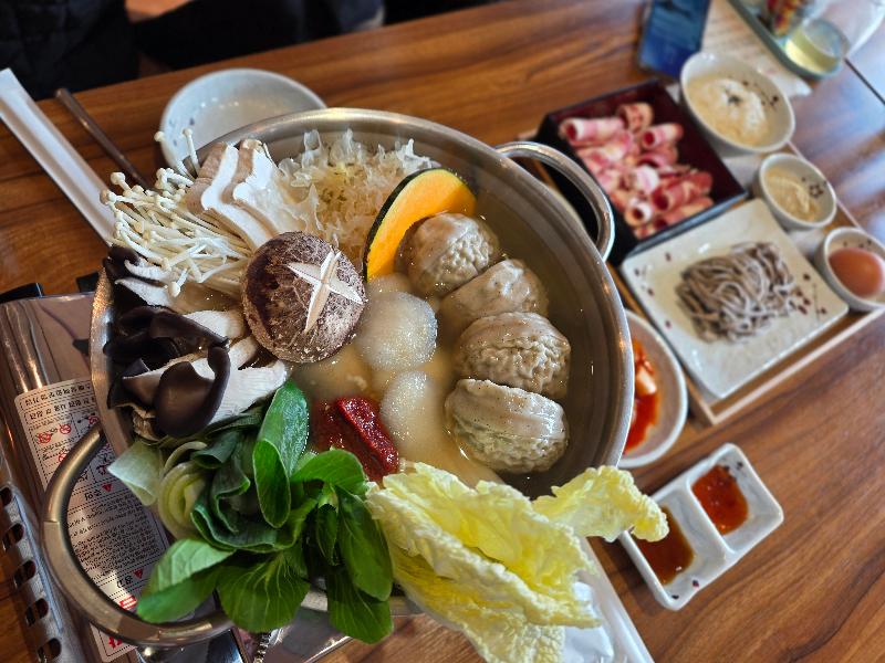 다양한 버섯과 야채, 만두, 옹심이가 가득한 전골 한상차림