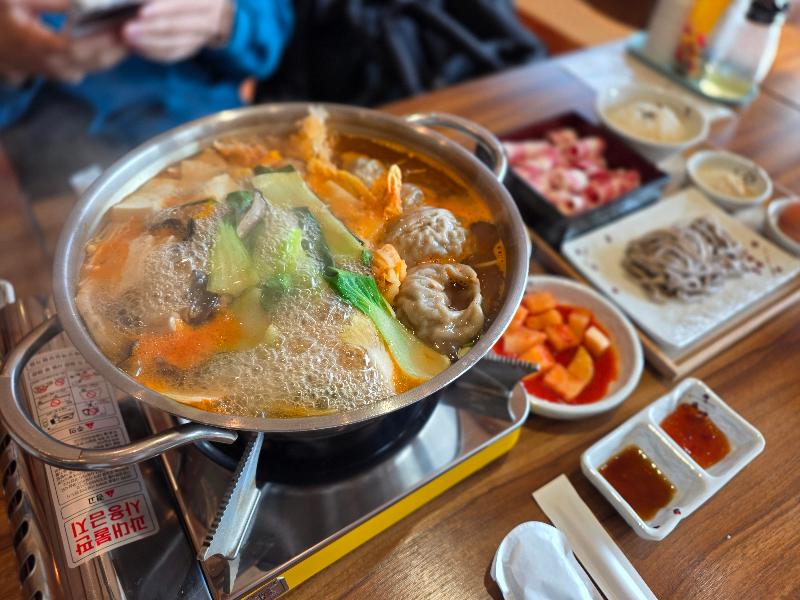 보글보글 끓는 만두전골