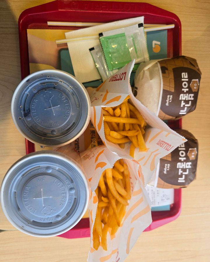 쟁반 위에 놓인 햄버거 세트