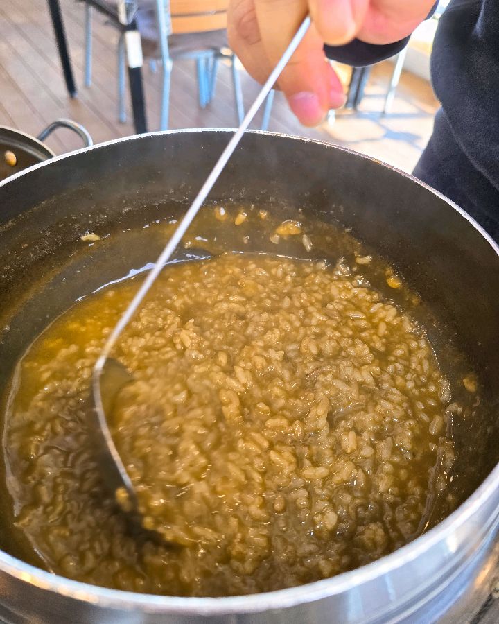 가마솥에 끓여져 나오는 전복죽