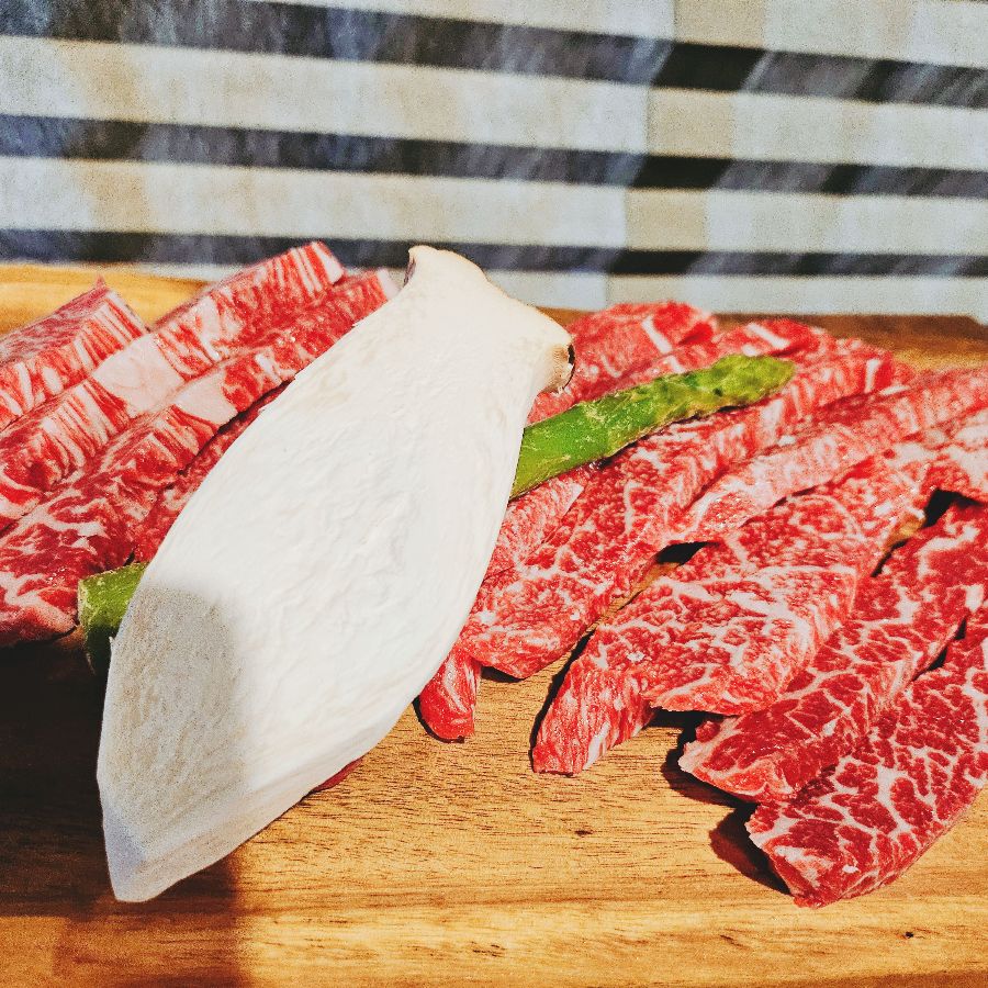 붉은 빛깔의 소고기가 나무 도마 위에 정갈하게 담겨 있다. 신선함이 느껴지는 비주얼이다.