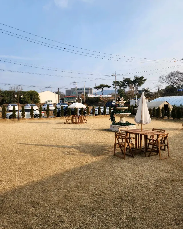 넓은 잔디밭과 야외 테이블