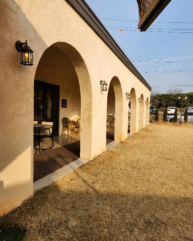 아치형 창문이 인상적인 카페 외관