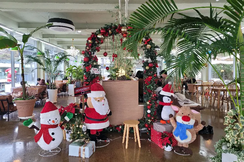 카페 내부의 크리스마스 장식
