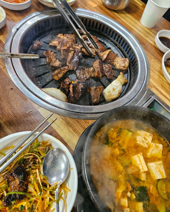 숯불 위에서 익어가는 돼지갈비