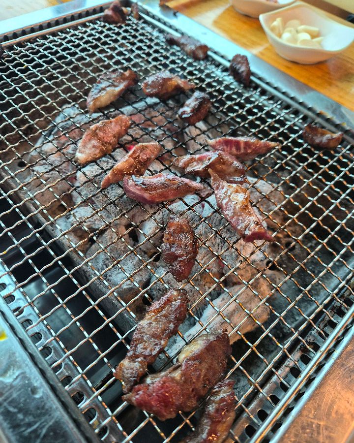 숯불 위에서 맛있게 익어가는 갈비살