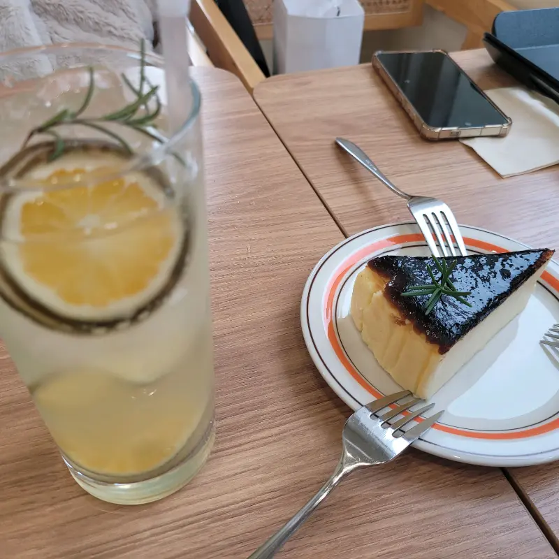 상큼한 레몬차와 치즈 케이크