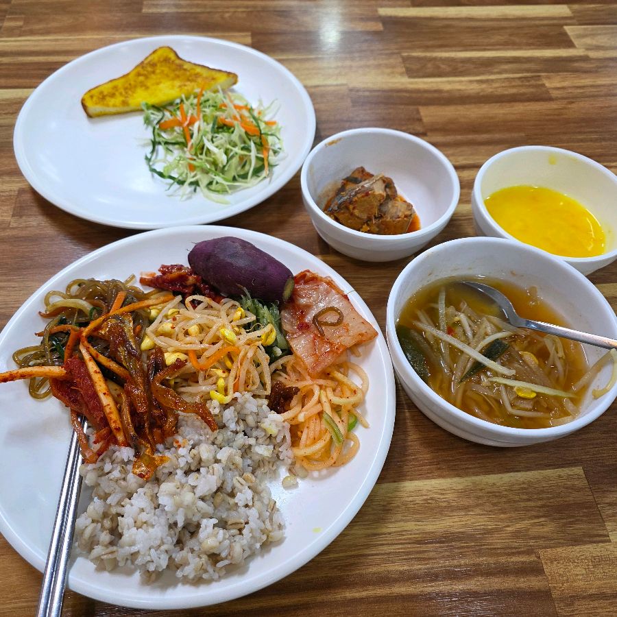 다양한 반찬과 토스트