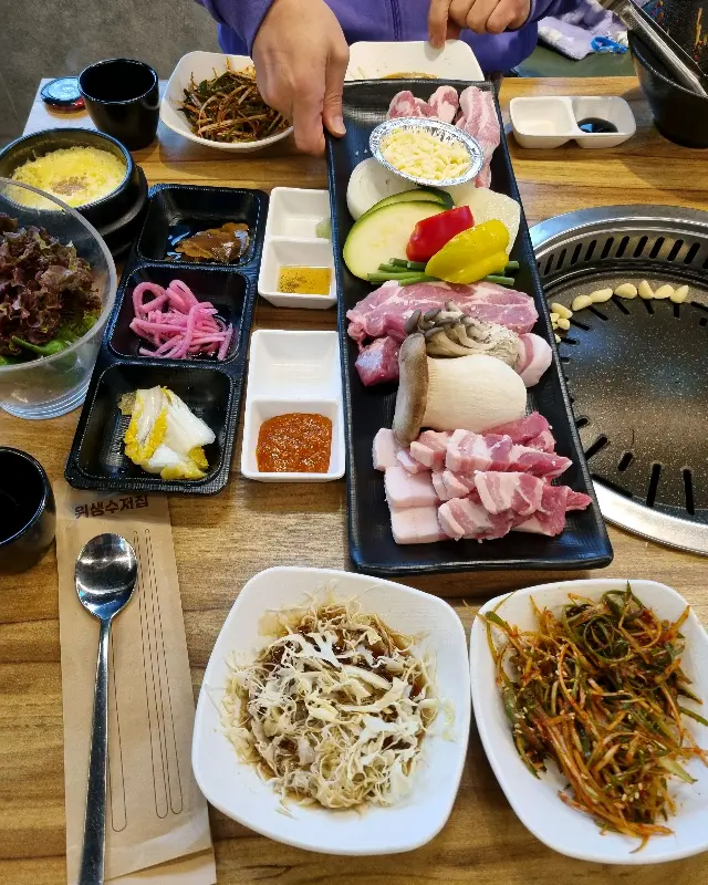 다채로운 밑반찬과 신선한 고기