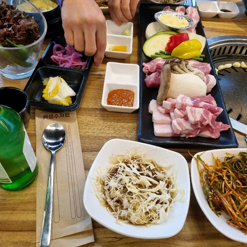 고기를 굽는 모습