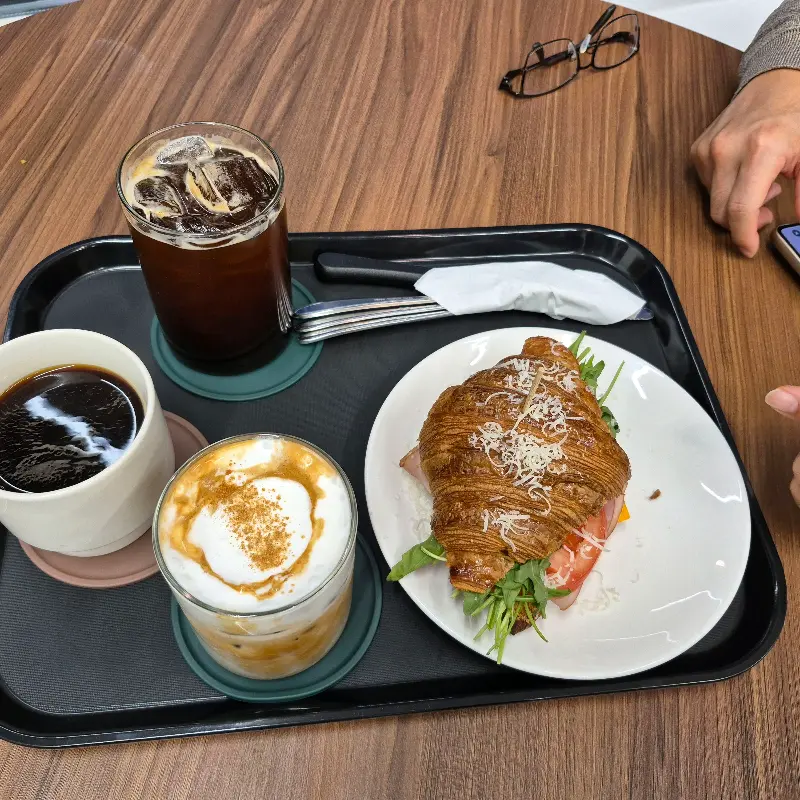 블랙 글레이즈드 라떼와 프렌치 치즈 케이크