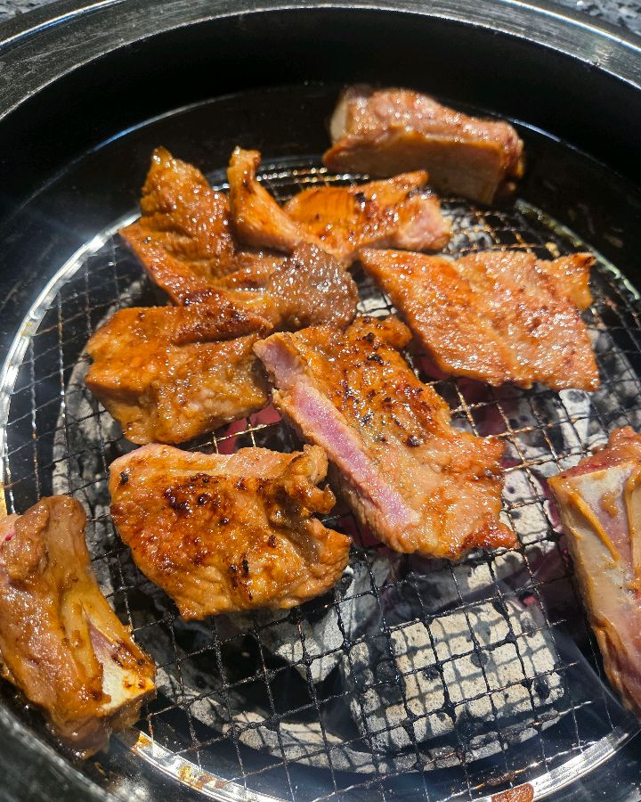 숯불 위에서 맛있게 구워지는 양념 돼지갈비