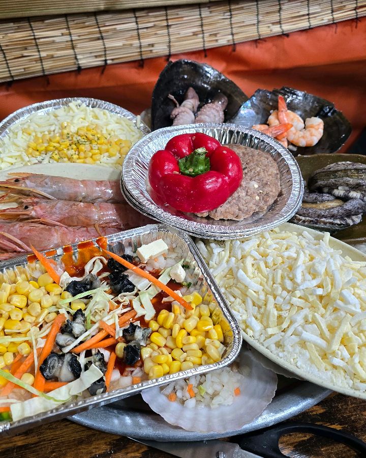 다양한 해산물과 곁들임 메뉴가 한 상 가득 차려진 모습