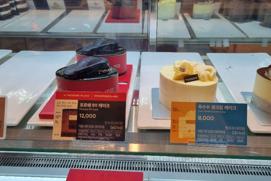 쇼케이스 속 케이크