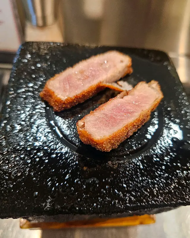 화로 위에서 익어가는 규카츠 단면