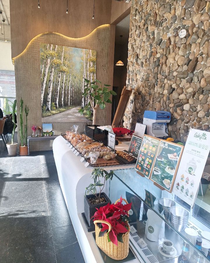 예코타의 넓은 내부와 석재 인테리어