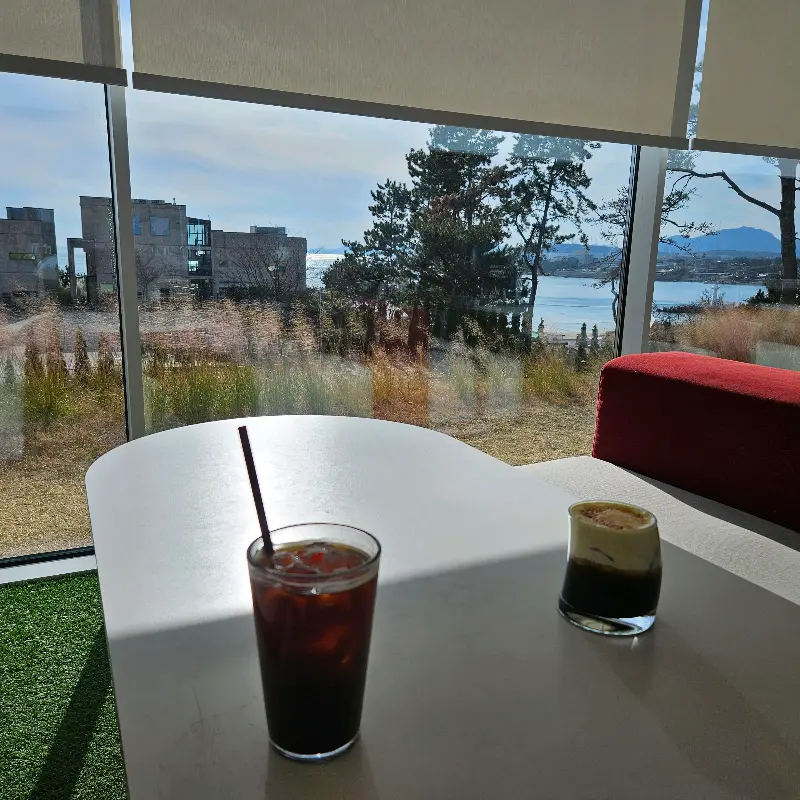 창밖으로 보이는 바다 풍경