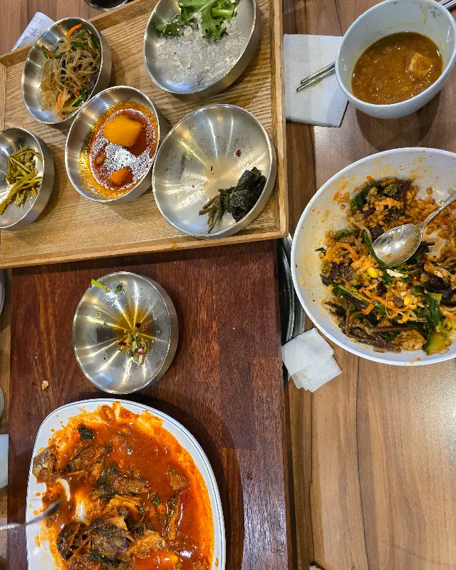 셀프바에서 비빔밥 재료를 담는 모습