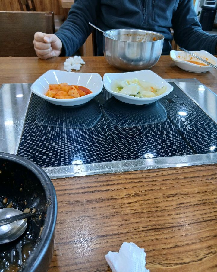 황해식당 내부 테이블 세팅