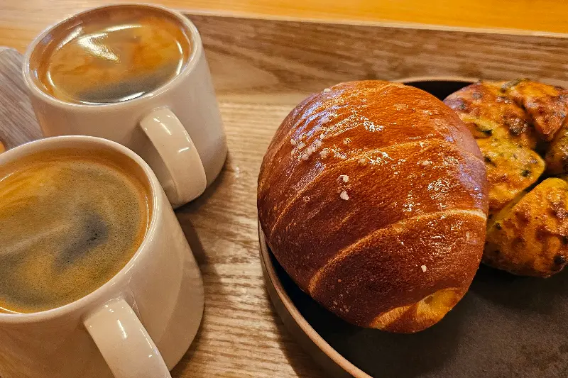 소금빵과 아메리카노