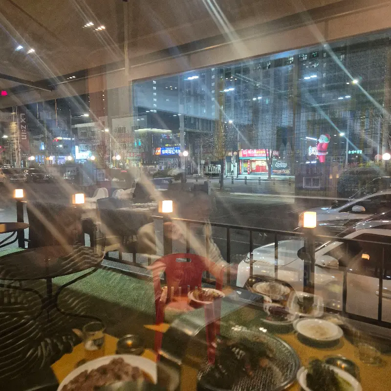 저녁 시간, 창밖으로 보이는 야경