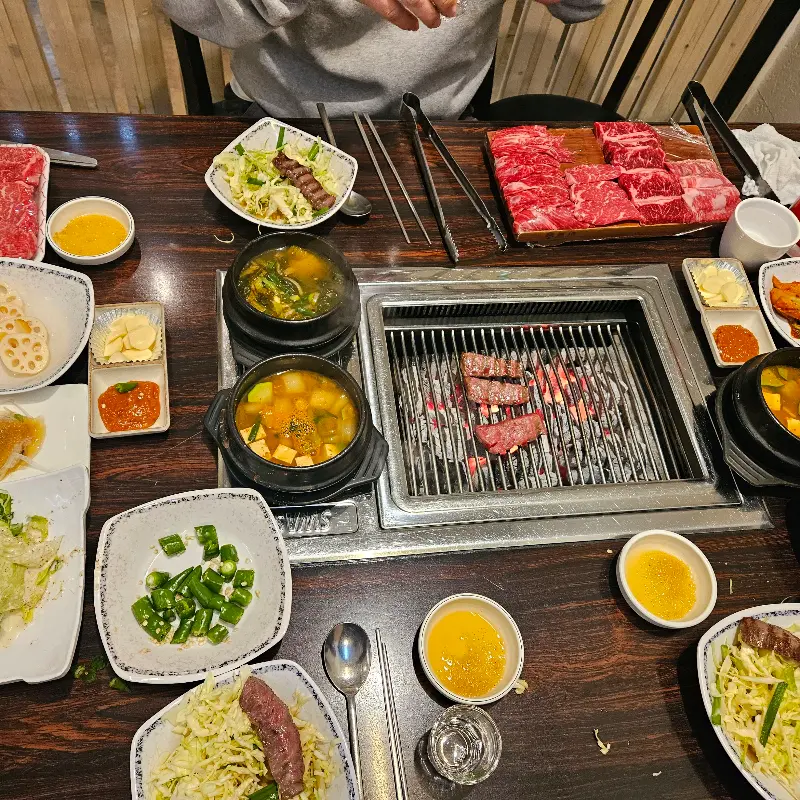 푸짐하게 차려진 한 상