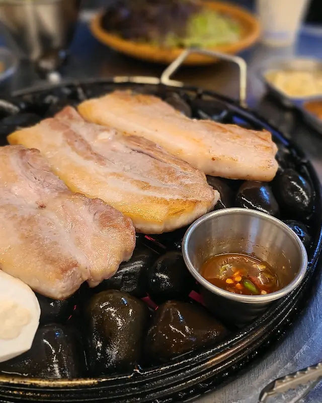 자갈 위 삼겹살