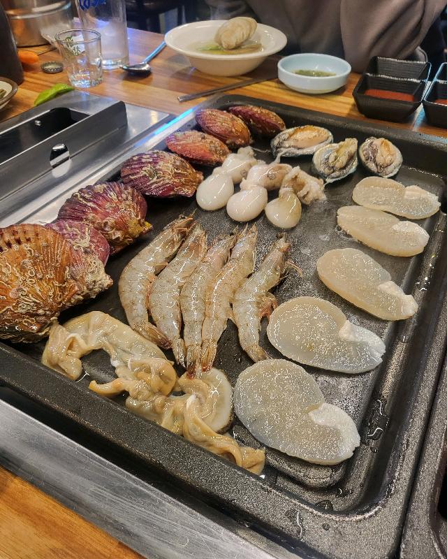 싱싱한 조개, 새우, 해산물이 가득한 조개구이