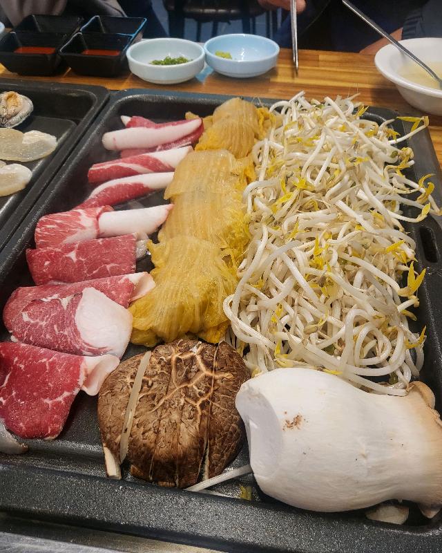 키조개 삼합 재료: 차돌박이, 키조개 관자, 묵은지