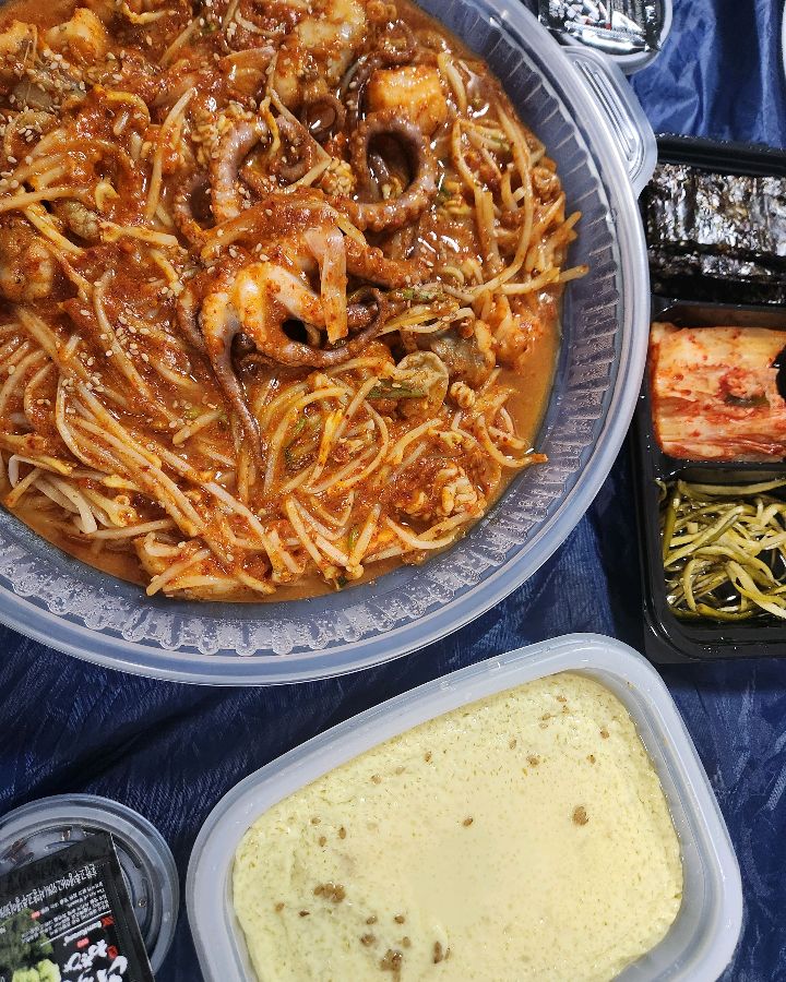 아구찜과 함께 제공되는 밑반찬과 계란찜