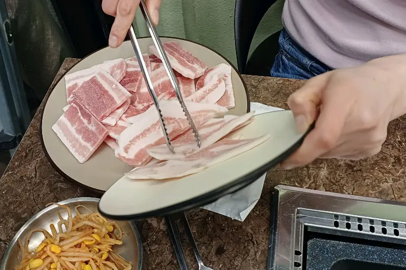 맛있게 구워지고 있는 삼겹살