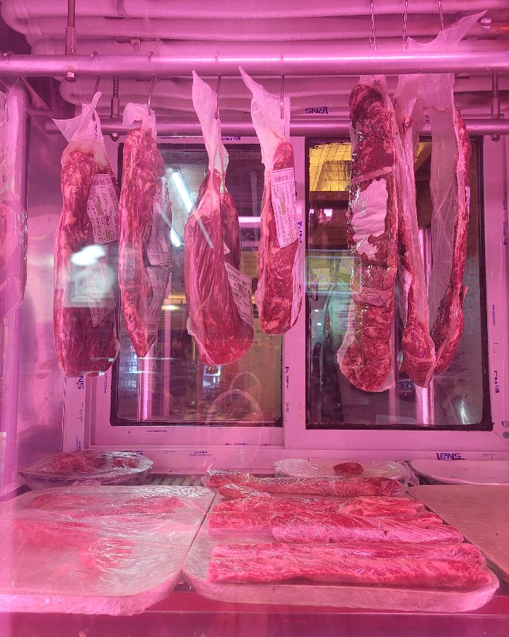 신선한 고기가 가득한 냉장고