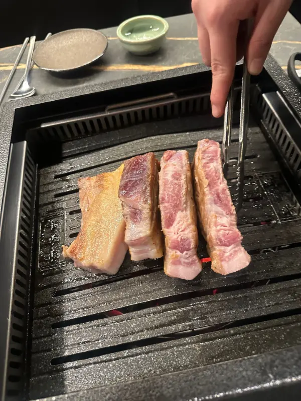 전문가의 손길로 구워지는 삼겹살