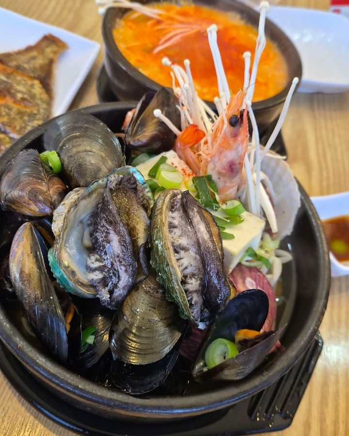 해산물이 가득 담긴 뚝배기의 클로즈업 사진