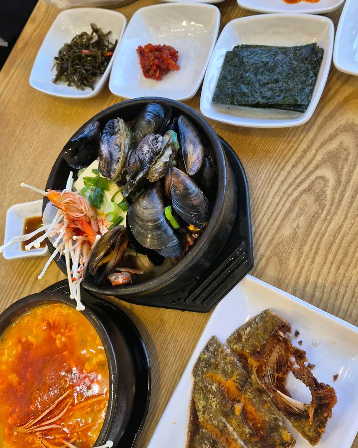 푸짐한 해산물이 들어간 전복해물뚝배기