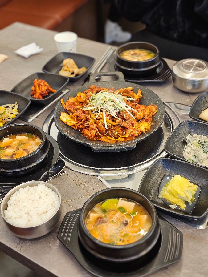 제육볶음과 찌개 한상차림