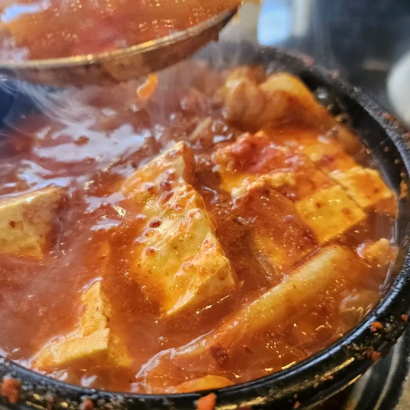 뚝배기에 담겨 나오는 뜨끈한 순두부찌개
