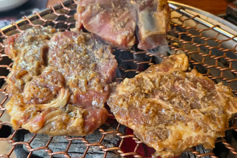 숯불 위에 구워지는 돼지갈비