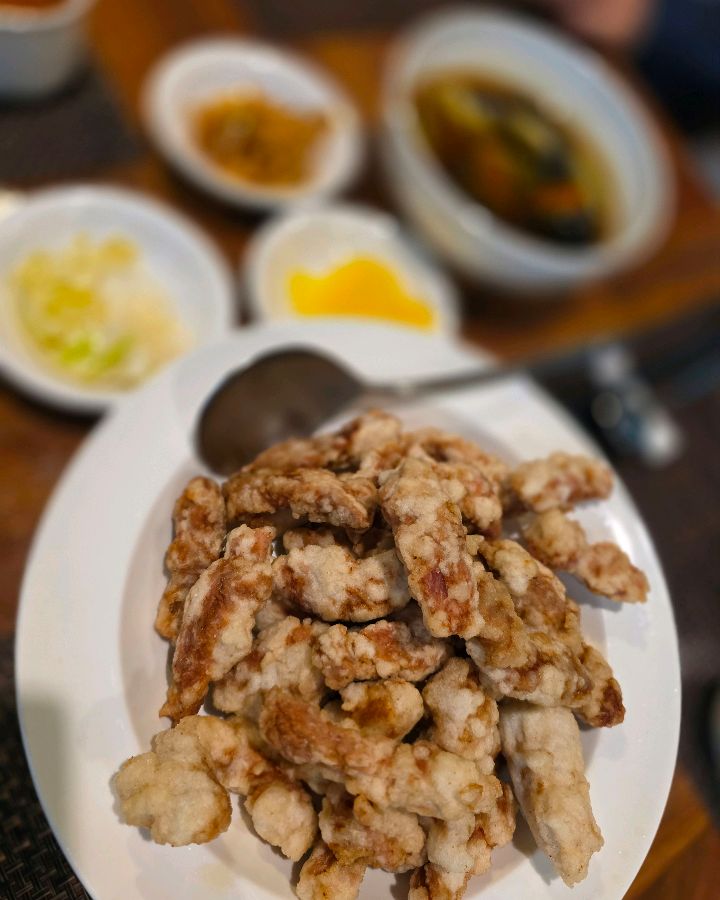 테이블 가득 차려진 음식들