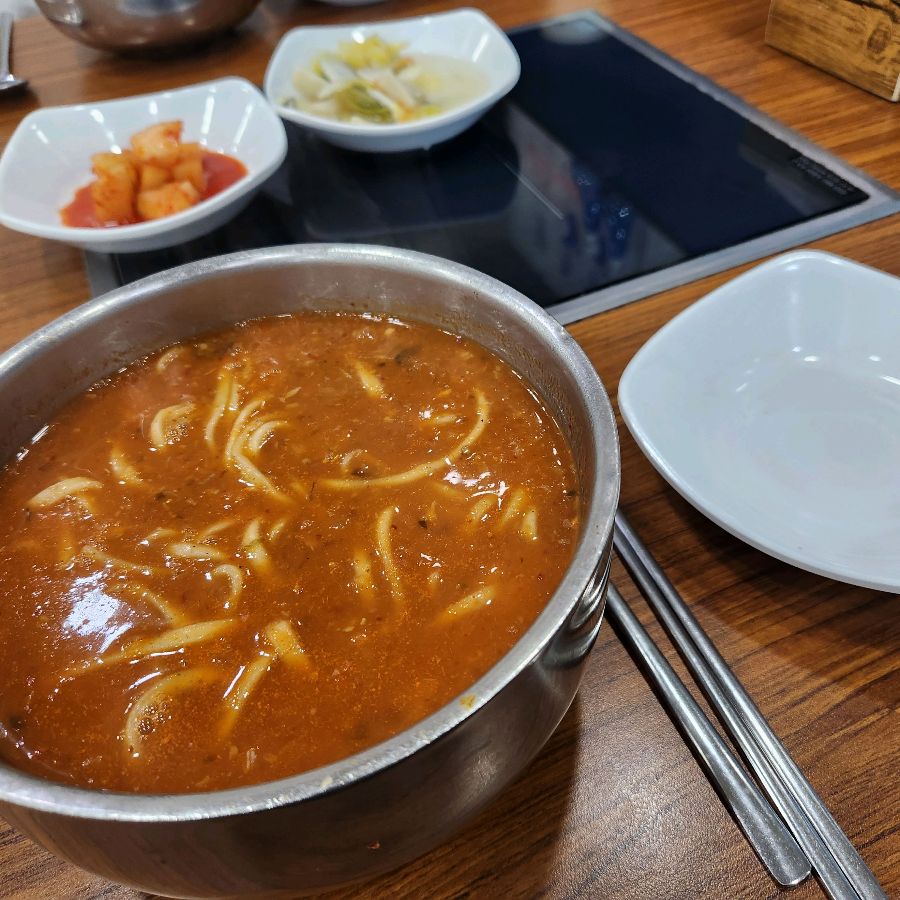 깔끔한 반찬과 어우러진 어죽칼국수