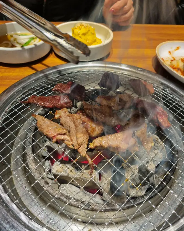 숯불에 구워지는 다양한 고기