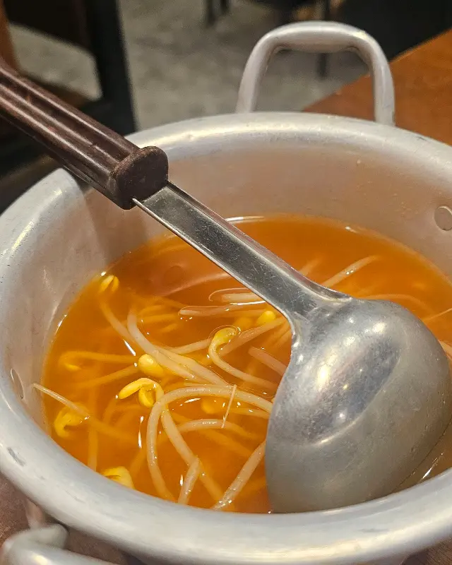 콩나물국을 뜨는 모습