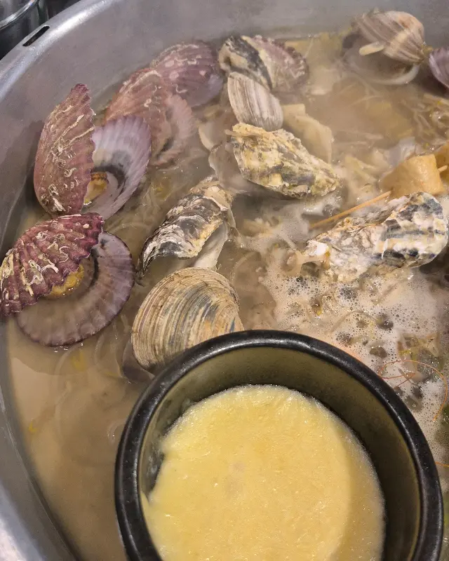 조개와 함께 담겨 있는 계란찜