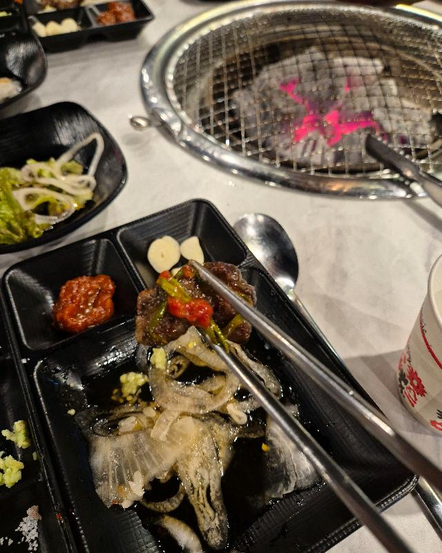 다채로운 밑반찬과 구워먹는 LA갈비