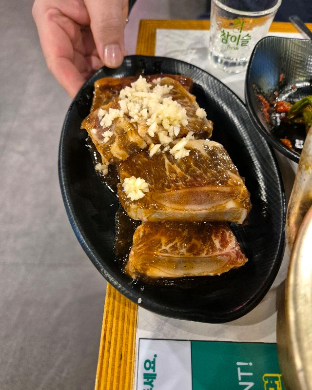 마늘이 듬뿍 올라간 LA갈비