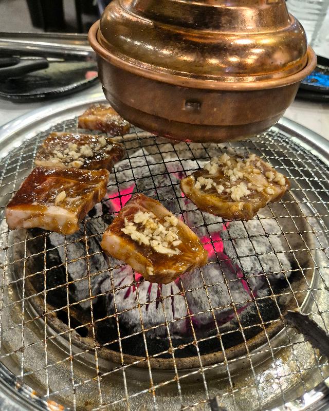숯불 위에서 익어가는 양념소갈비
