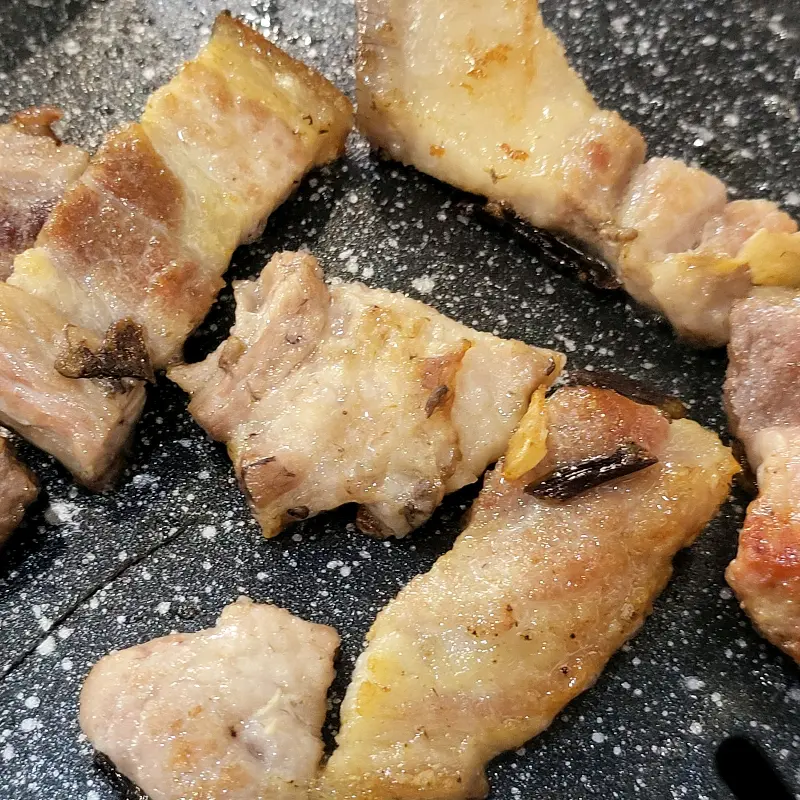 맛있게 구워진 흑돼지