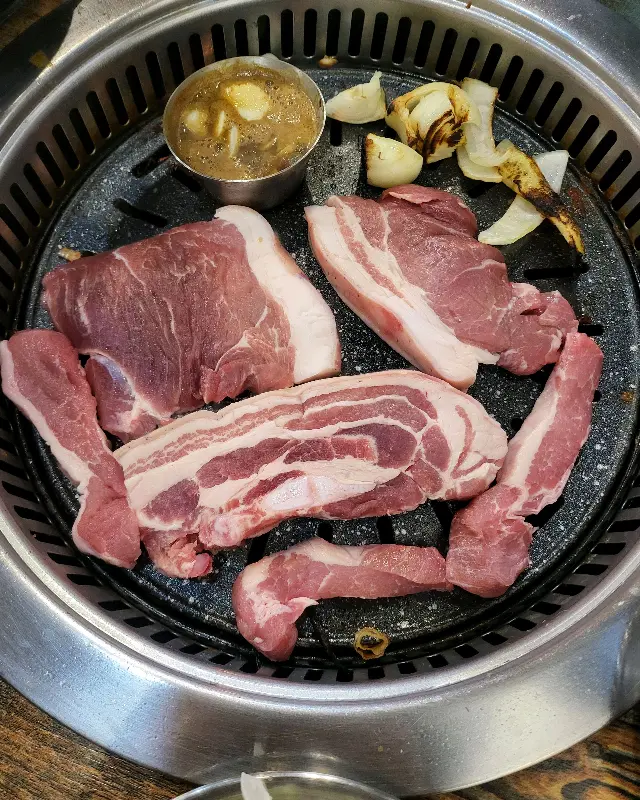 불판 가득 채워진 흑돼지