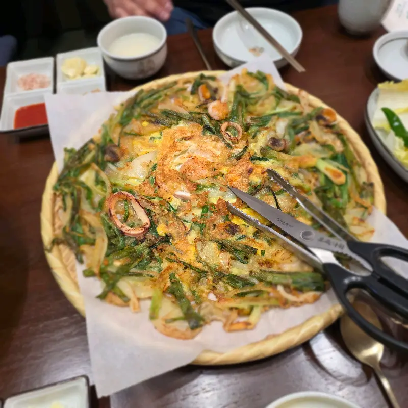 뽀얀 국물이 인상적인 사골칼국수