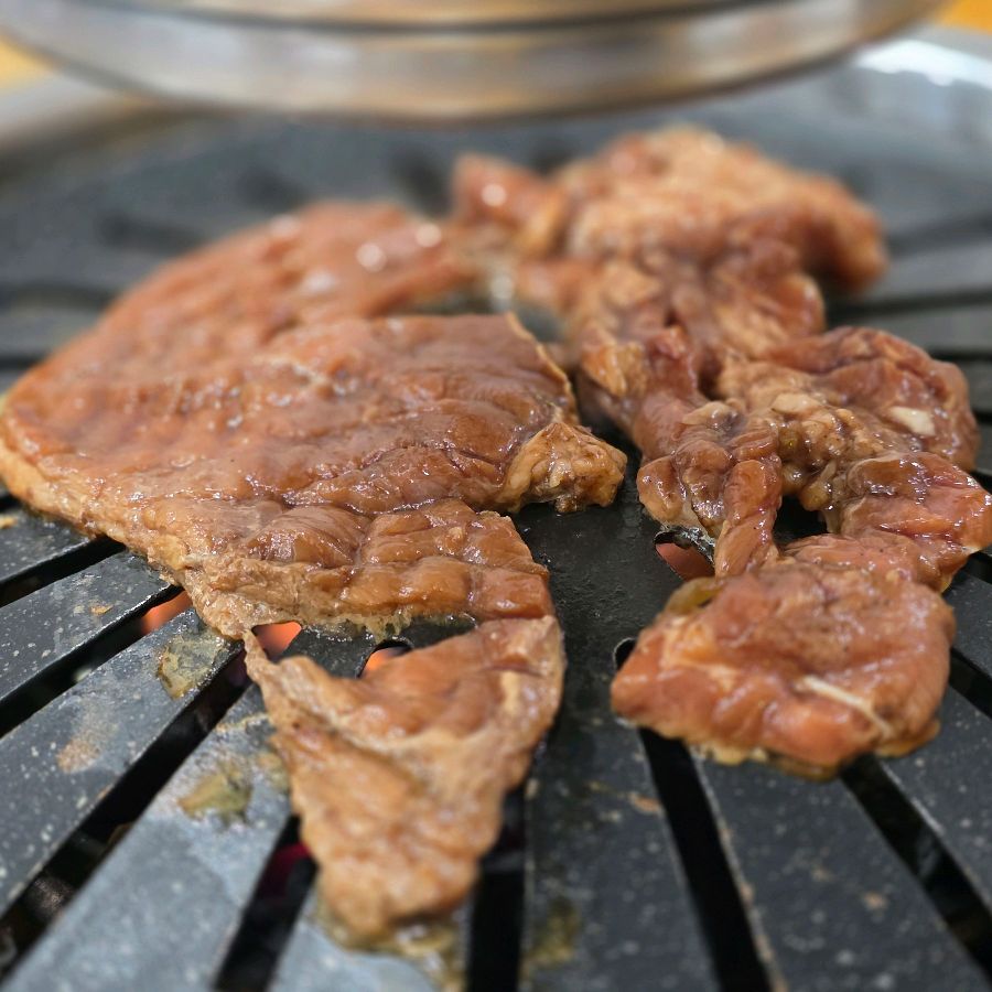 숯불에 구워진 돼지갈비